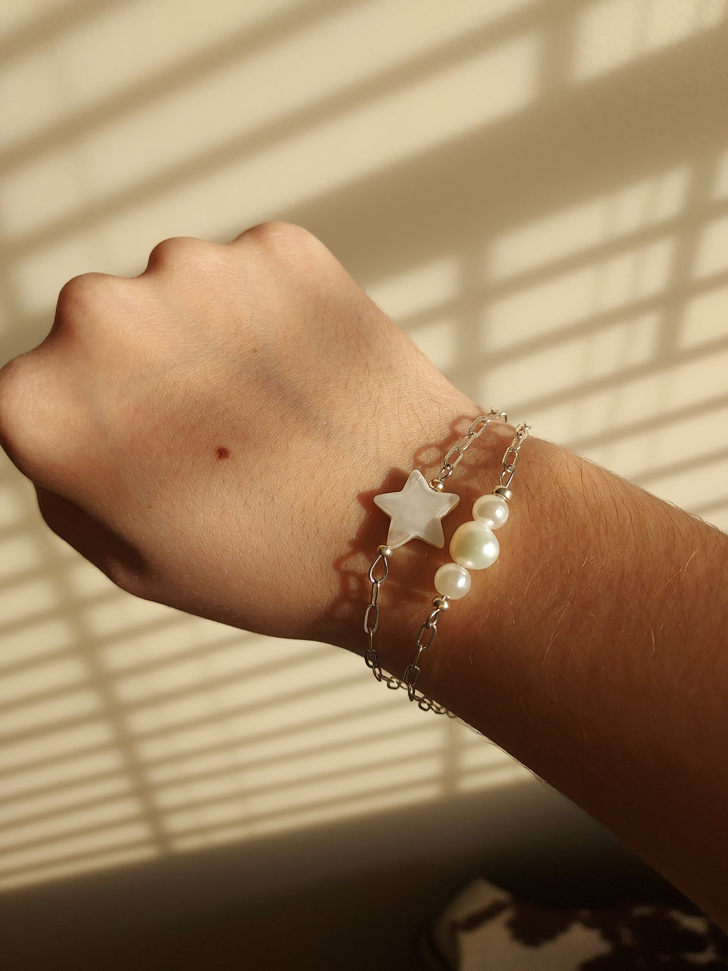 Dainty pearly chained bracelet