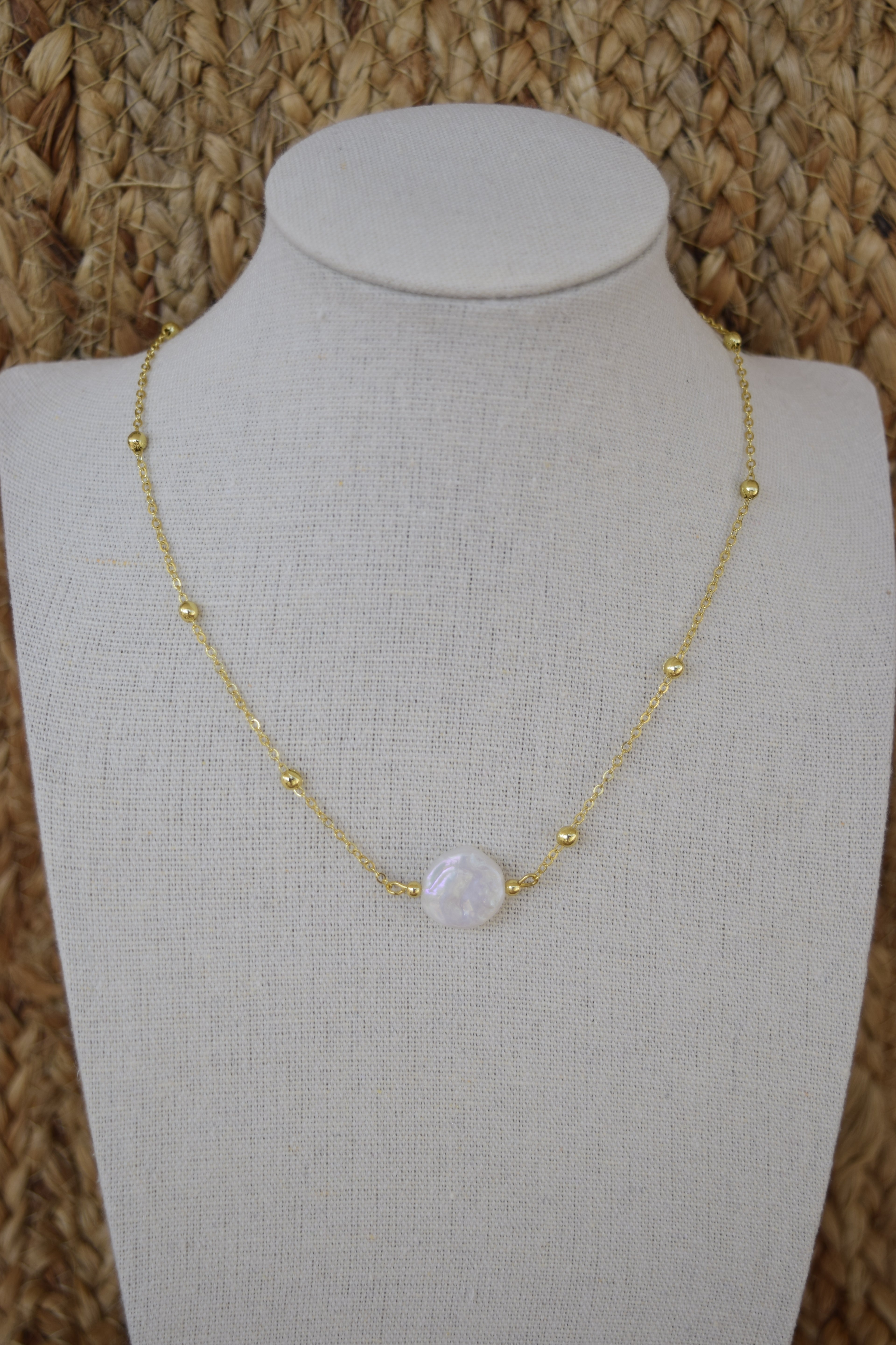 Your a pearl necklace in gold