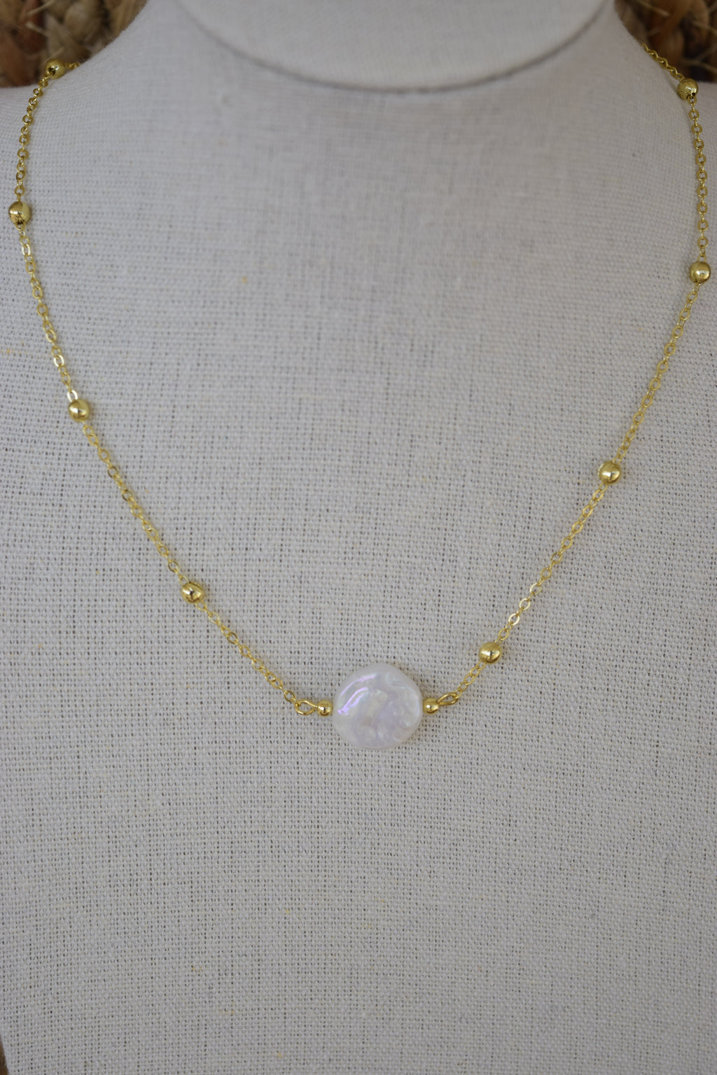 Your a pearl necklace in gold