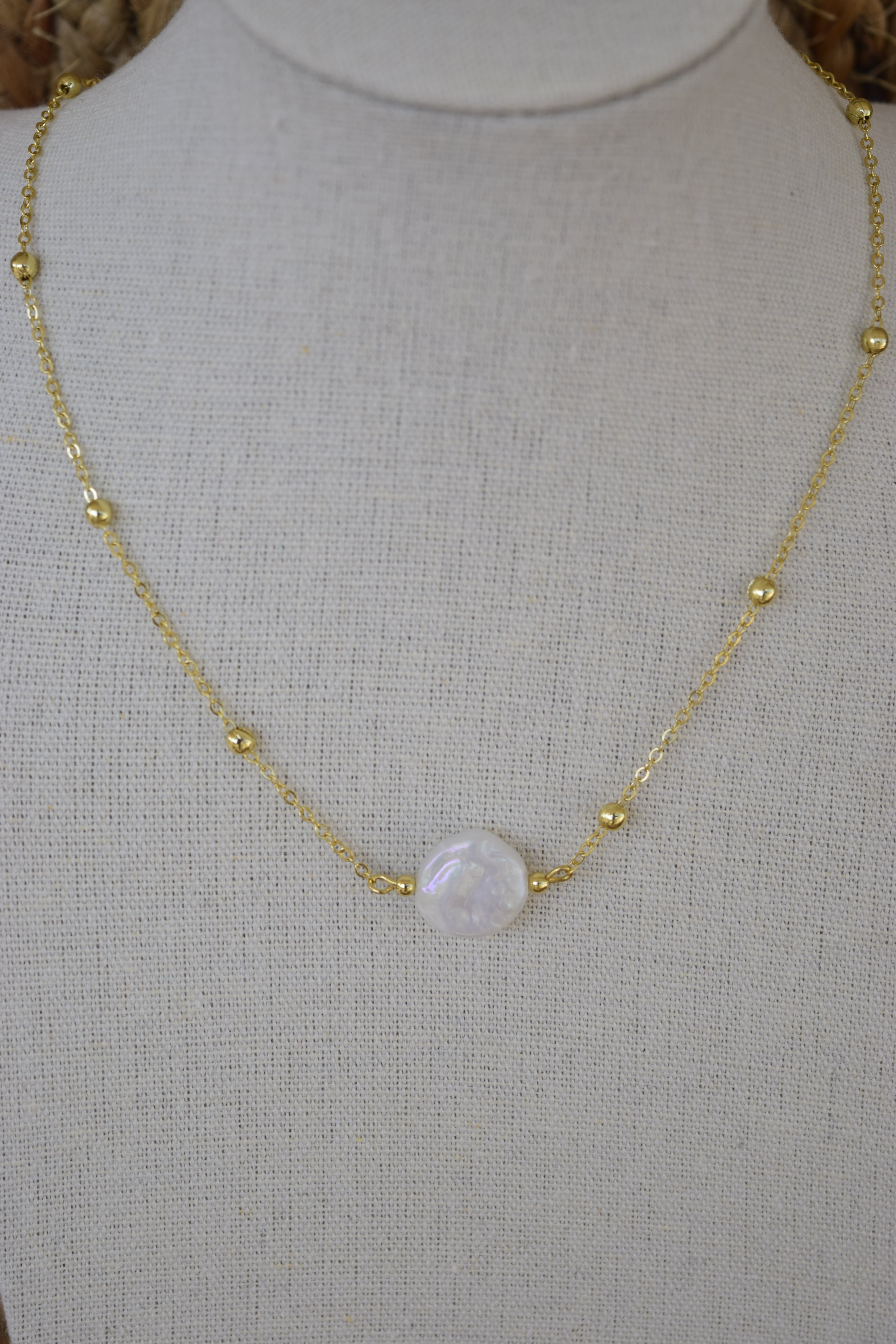 Your a pearl necklace in gold